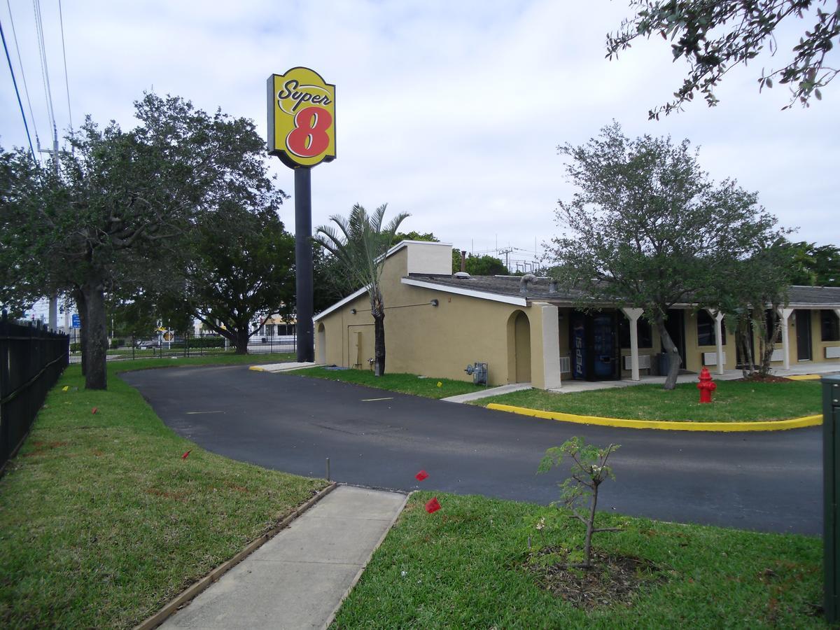 Super 8 by Wyndham Lantana West Palm Beach Exterior foto