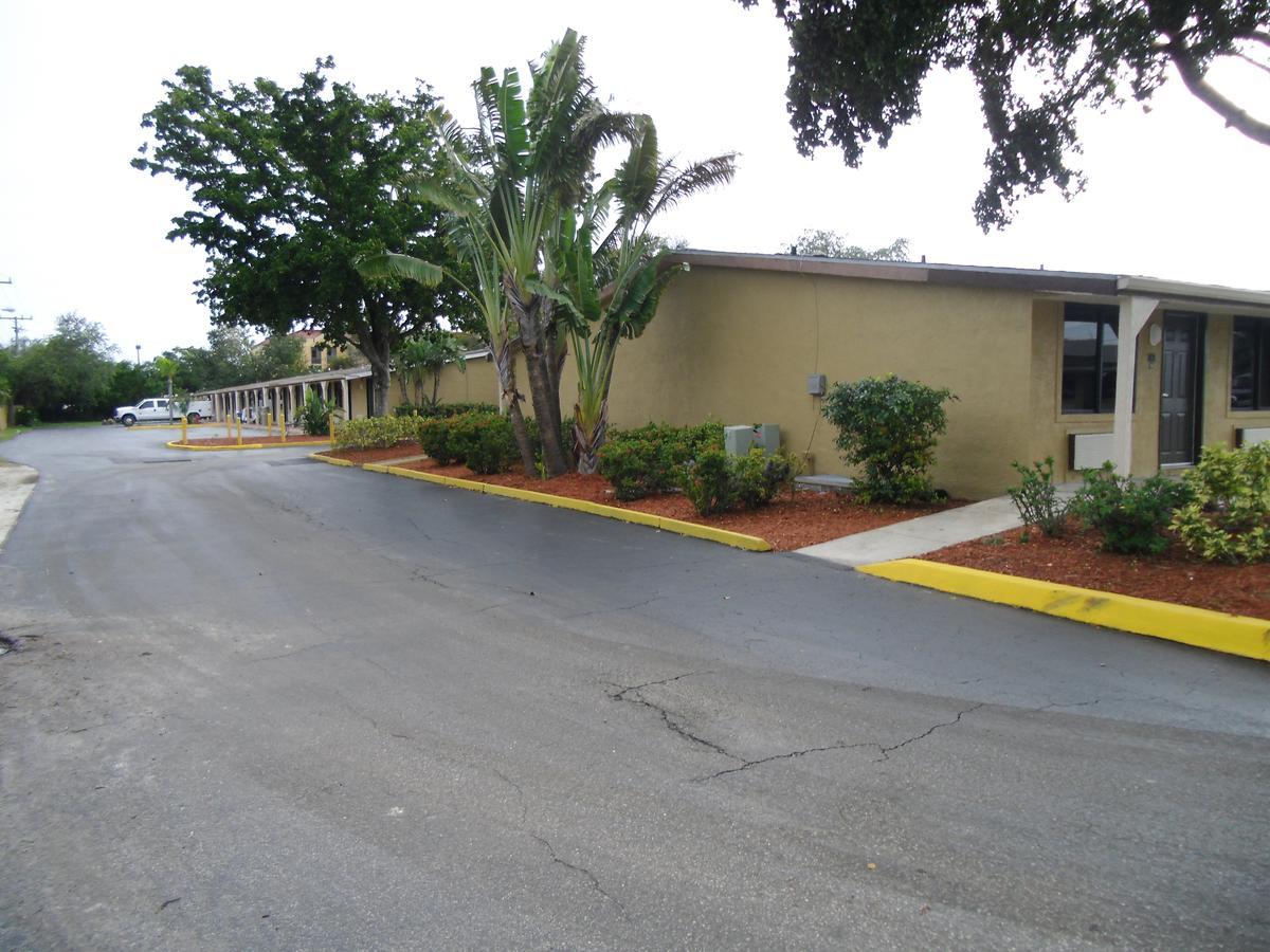 Super 8 by Wyndham Lantana West Palm Beach Exterior foto